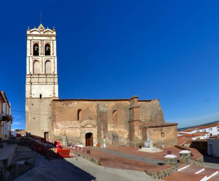 Iglesia de San Sebastian, un templo de grandes proporciones en el municipio de Llera. Foto: Amfeli vía Wikipedia / CC BY-SA.