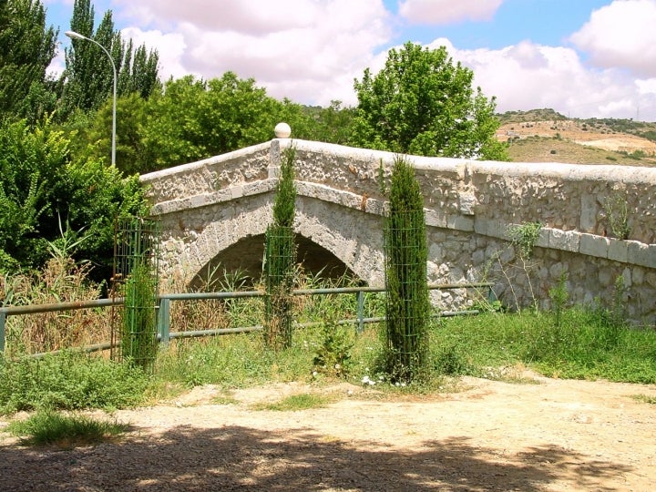Puente medieval sobre el río Tajuña a su paso por Tielmes. Foto: Dirección General de Turismo-Comunidad de Madrid vía Wikipedia / CC BY-SA