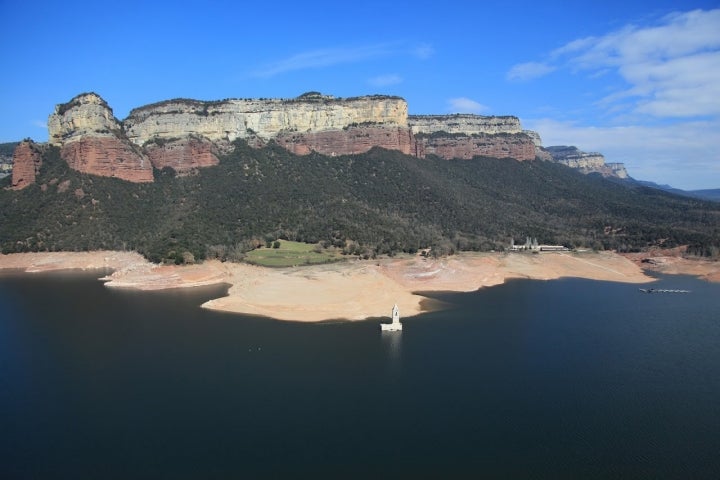 Pantano de Sau, con la torre emergente de la Iglesia de Sant Romà. Fotografía: Osona Turisme.