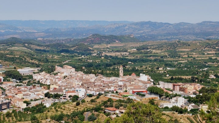 Panorámica de Falset, municipio del Priorat rodeado de campos de viñedos. Fotografía: Falset 2.0 vía Wikipedia CC BY-SA.