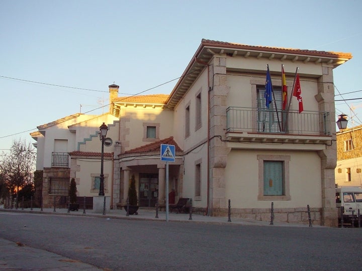 Ayuntamiento de Gascones, pueblo de menos de 200 habitantes. Foto: Dirección General de Turismo Comunidad de Madrid vía Wikipedia / CC BY-SA