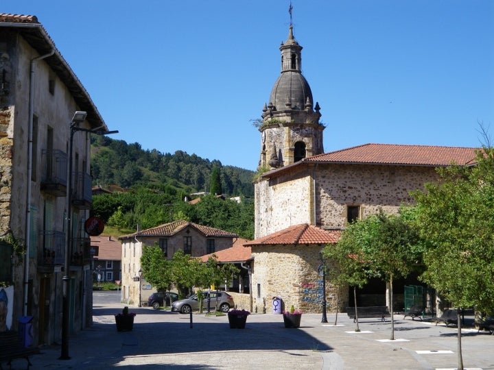 Iglesia de Nuestra Señora de la Asunción en Arrankudiaga. Foto: Etxaburu vía Wikipedia