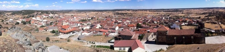 Panorámica general de Peñausende, localidad zamorana rodeada por dehesas. Fotografía: Roimpa vía Wikipedia / CC BY-SA.