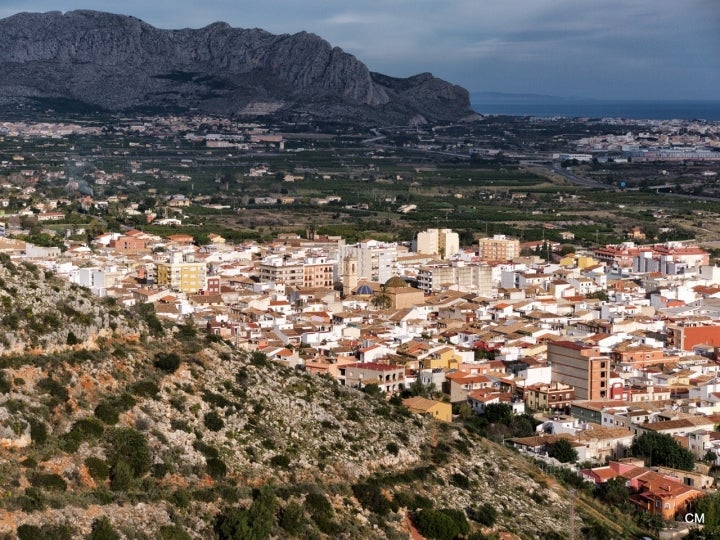Panorámica de Pedreguer, municipio alicantino bien conocido por la calidad de su marroquinería. Fotografía: Turismo de Pedreguer.