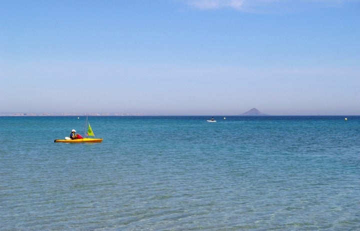 Panorámica de La Manga del Mar Menor. Al fondo, la Isla Grosa. Fotografía: pablocabezos vía VisualHunt.com /  CC BY.
