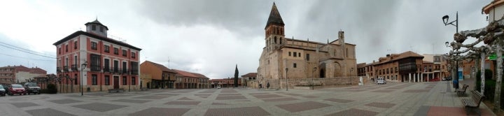 Plaza de España en Paredes de Nava. Foto: Rowanwindwhistler vía Wikipedia / CC BY-SA