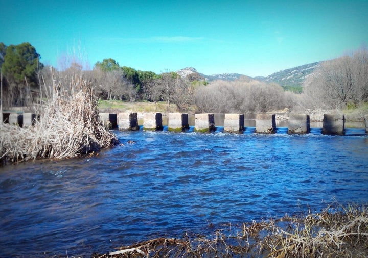 Piedras pasaderas sobre el río Guadiana en Luciana. Foto: María García Huertas vía Wikipedia / CC BY-SA