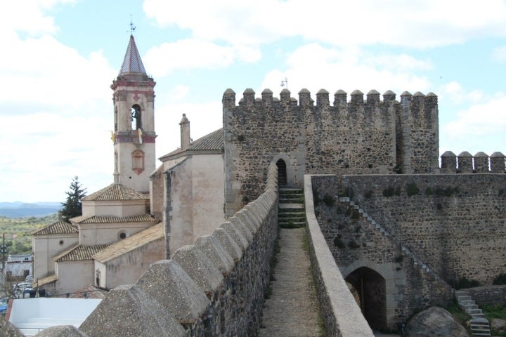 Castillo de Sancho IV e Iglesia de San Miguel Arcángel. Cumbres Mayores. (Foto: Ayuntamiento de Cumbres Mayores.)