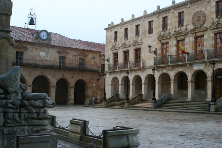 Fachada exterior del Palacio de Los Doce Linajes de Soria. Fotografía: Guía Repsol.