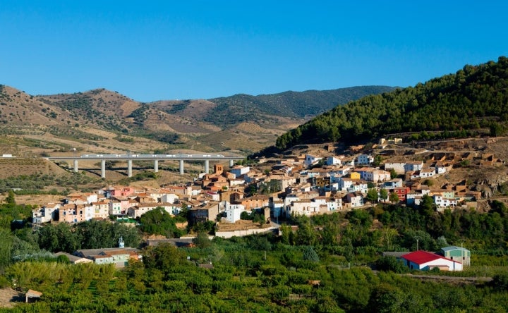 Panorámica de Paracuellos de la Ribera con el ferrocarril atravesando el municipio. Fotografía: David Gubler vía Wikipedia / CC BY-SA.