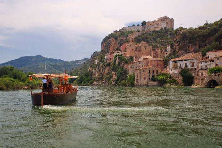 Vista de Miravet desde las aguas del río Ebro. Fotografía: Cortesía Patronat de Turisme Diputaciò Tarragona.