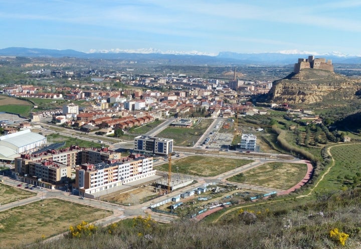 Vista panorámica de Monzón en la que domina su castillo. Foto: Francisco Martinez Arias vía Wikipedia