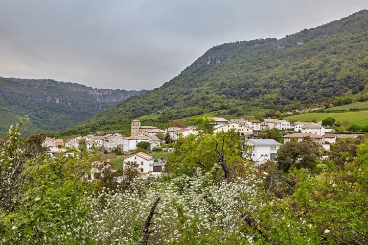 Vista de Bakaiku y de los montes que lo rodean. Foto: Javier Campos. Cortesía del Archivo de Turismo Reyno de Navarra.