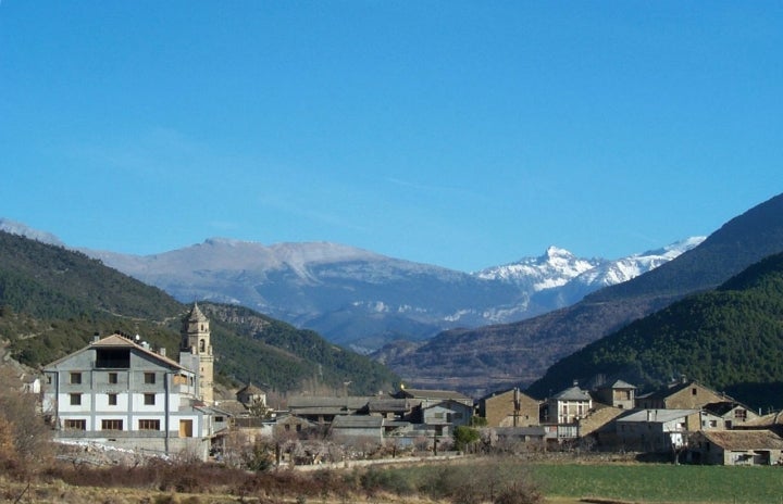 Vista de Labuerda entre las montañas de los Pirineos. Foto: InfoPirineo Pirineos.com vía Visual Hunt