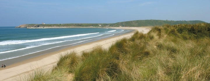 Dunas de El Espartal, al este de la Playa de Salinas. Fotografía cortesía del Ayuntamiento de Salinas.
