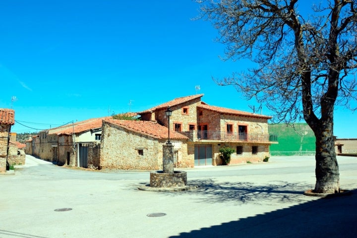 Paisaje urbano del centro de Jabaloyas. Foto: Alfredo Sánchez Garzón vía Wikipedia / CC BY-SA