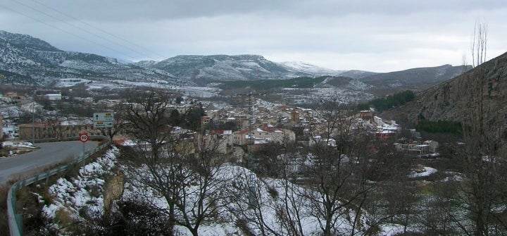 Vista general de Nerpio bajo la nieve. Fotografía: Lionni vía Wikipedia / CC BY-SA.