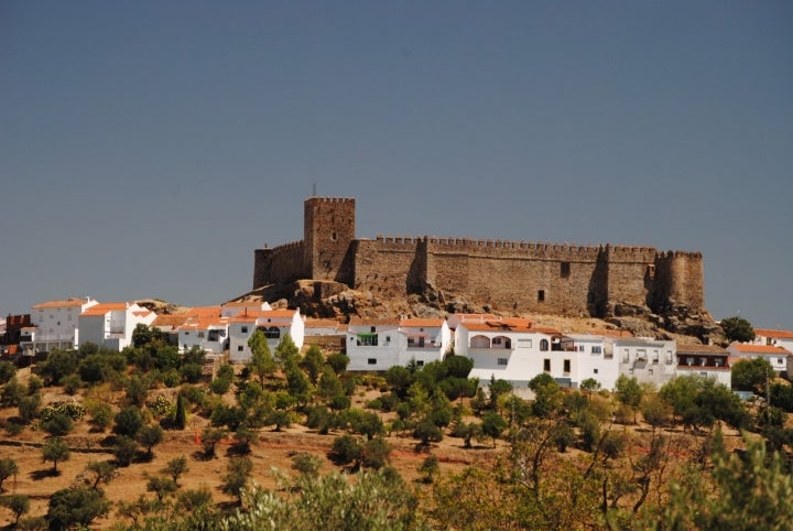 Panorámica exterior del Castillo de Segura de León. Fotografía: Ana Rey vía Wikipedia / CC BY-SA.