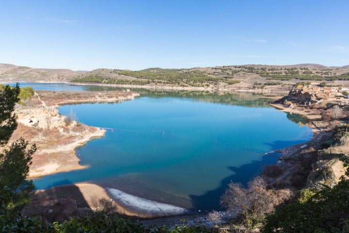 Embalse de la Tranquera. Bajo sus aguas se ocultan dos antiguos pueblos. Fotografía: Diego Delso vía Wikipedia / CC BY-SA.