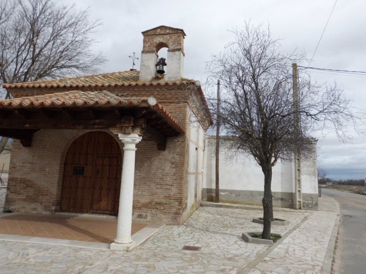 Antigua ermita ubicada en el pueblo vallisoletano de Torrecilla de la Abadesa. Fotografía: Lourdes Cardenal vía Wikipedia / CC BY-SA.