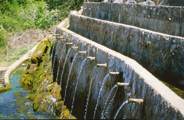 Fuente de los Cien Caños, situada al pie de la Sierra de San Jorge. Fotografía: Ismael Gómez vía Patronato de Turismo de la Costa del Sol.