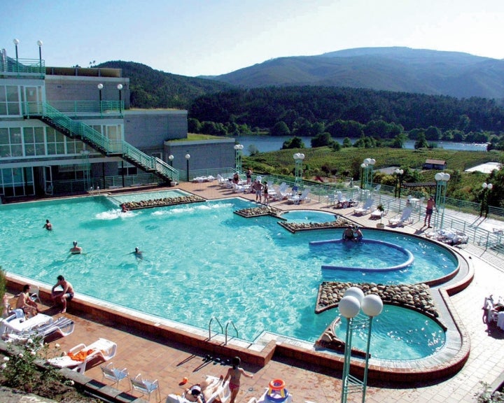 Piscina exterior del balneario de A Arnoia. Foto: Cortesía Turismo de Galicia