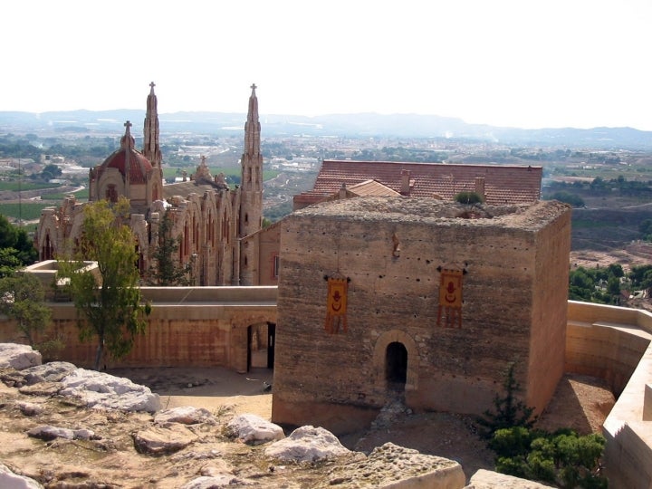 Castillo de la Mola y Santuario de María Magdalena de Novelda. Fotografía: Wikipedia.