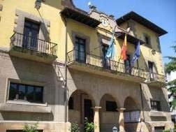 Fachada del ayuntamiento de Lena