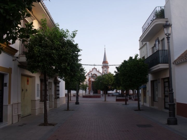 Centro de Cañada Rosal, con su iglesia parroquial al fondo. Fotografía: 19tarrestnomb65 vía Wikipedia / CC BY-SA.