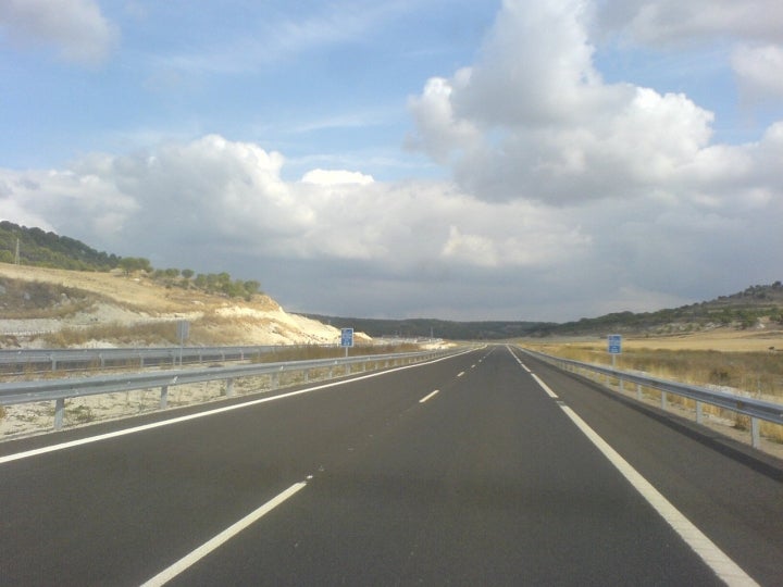 Pinarnegrillo está conectado por la Autovía de Pinares. Foto: Rastrojo vía Wikipedia / GFDL.