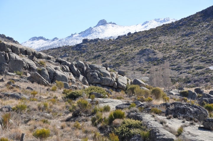 Navarredondilla se halla a los pies de la sierra del Zapatero. Foto: Xememendura vía Wikipedia / CC BY-SA.