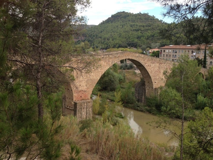 Puente Vell, ubicado en el municipio barcelonés de Castellbell i el Vilar. Fotografía: TijsB vía Visual Hunt.