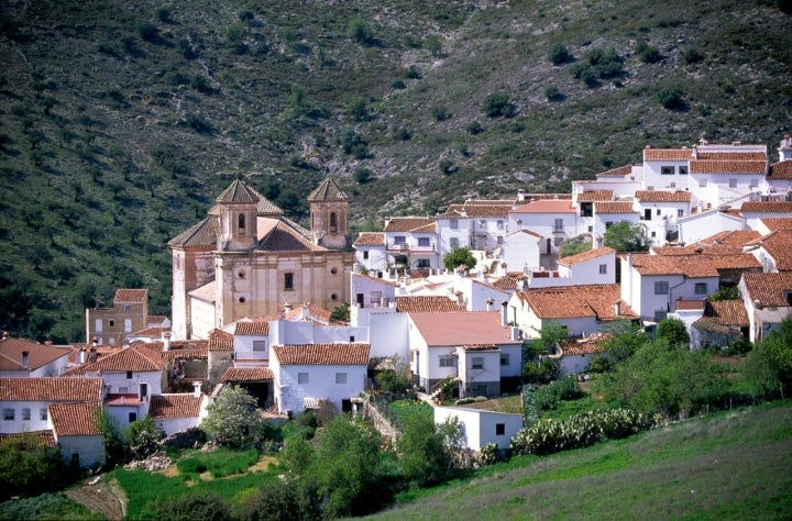 Vista de Alpandeire, con la Iglesia de San Antonio de Padua a la izquierda. Foto: José Hidalgo vía Patronato de Turismo de la Costa del Sol.