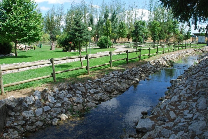 Parque y río en el pueblo. Foto: Valdavia vía Wikipedia / CC BY-SA.