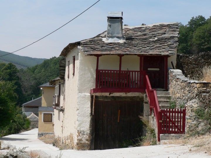 Casa tradicional de Vega del Castillo, pedanía próxima a Espadañedo. Foto: Antramir vía Wikipedia / CC BY-SA.