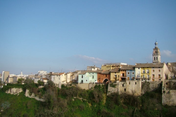 Panorámica de Ontinyent con restos de la muralla árabe. Fotografía cortesía del Ayuntamiento de Ontinyent.