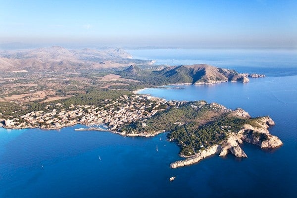Vista aérea de Capdepera, un municipio de espectaculares calas y atractivas playas. Fotografía cortesía del Ayuntamiento.