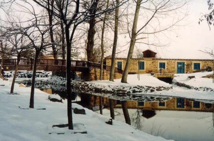 Exterior de la localidad, museo y río Turienzo (Foto:  M. A. Cordero)
