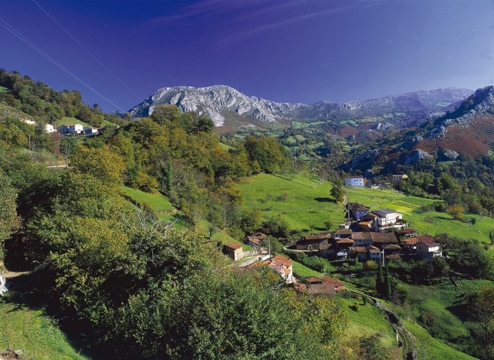 Panorámica general de Bimenes, pueblo asturiano que vive de la agricultura y la ganadería. Fotografía: Camilo Alonso. Cortesía de Turismo de Asturias.