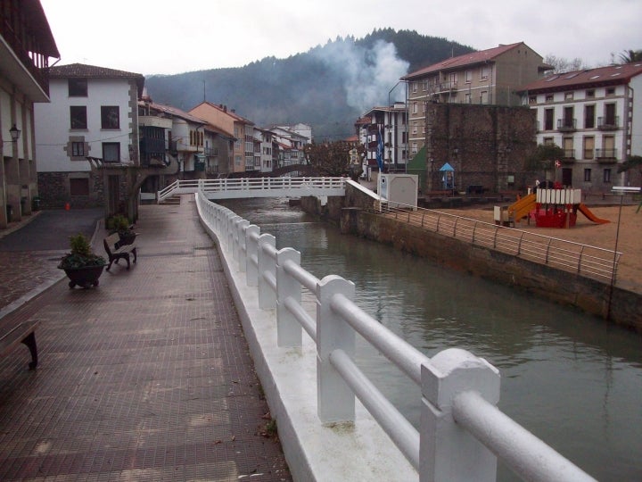 Río Ea a su paso por la localidad a la que da nombre. Foto: Euskalduna vía Wikipedia