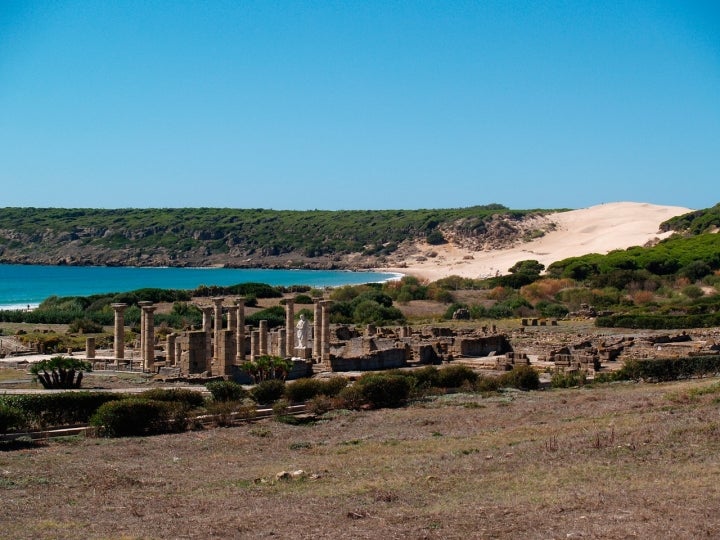 Playa con las ruinas de Baelo Claudia, la duna y los pinares. Foto: Teclasorg via Visualhunt.com /  CC BY
