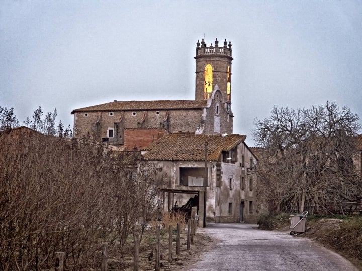 La iglesia de Sant Cebrià da la bienvenida a Flaçà. Foto: Areceli Merino vía Wikipedia