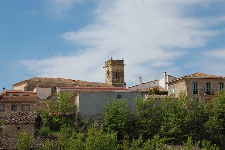 Vista de Mirabueno con el remate del campanario de la Iglesia de Nuestra Señora. Foto: Malaya vía Wikipedia