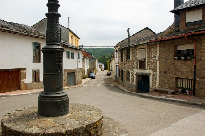 Plaza en Noceda del Bierzo. Foto: Emilio del Prado via Wikipedia / CC BY-SA