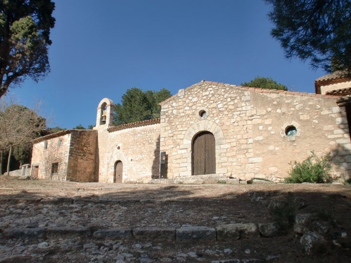 Santuario de la Verge del Montgoi en Vilaverd, fechado en el siglo XV. Fotografía: Jordi Gili vía Wikipedia / CC BY-SA.