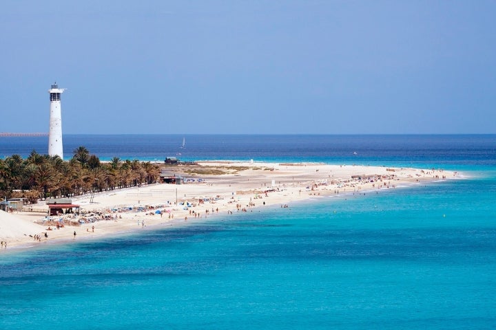 Playa de Morro Jable con el faro que la divide entre la convencional y la nudista. Foto: Dirkvorderstrasse via Visual Hunt