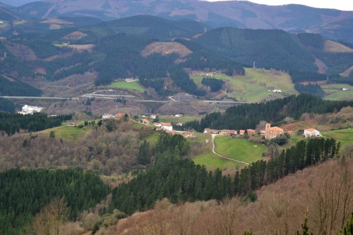 Vista panorámica de Ezkio, uno de los núcleo que compone este término municipal. Fotografía: Euskadunaa vía Wikipedia.