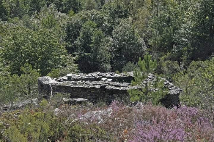 Una antigua alvariza, construcción para proteger las colmenas, en A Pobra do Brollón. Fotografía: Cortesía Turismo de Galicia.