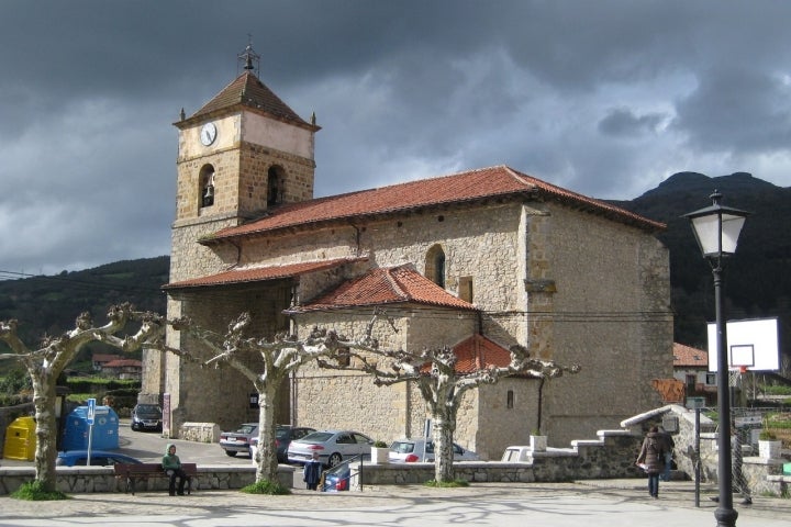 Iglesia de San Miguel, en Ogarrio, población de Ruesga. Fotografía: Javierme vía Wikipedia / CC BY-SA.