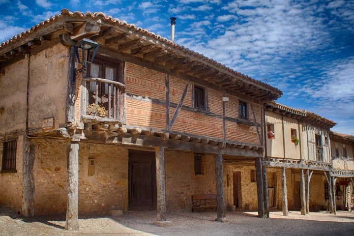 Casas tradicionales en Calatañazor. Foto: M. Peinado vía Wikipedia / CC BY.